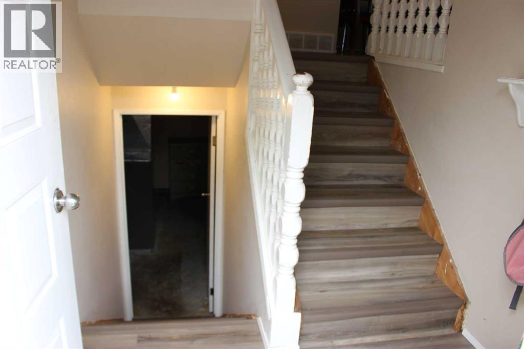 719 B Rosewood Avenue, Picture Butte, Alberta T0K 1V0 - Photo 2 - A2252590