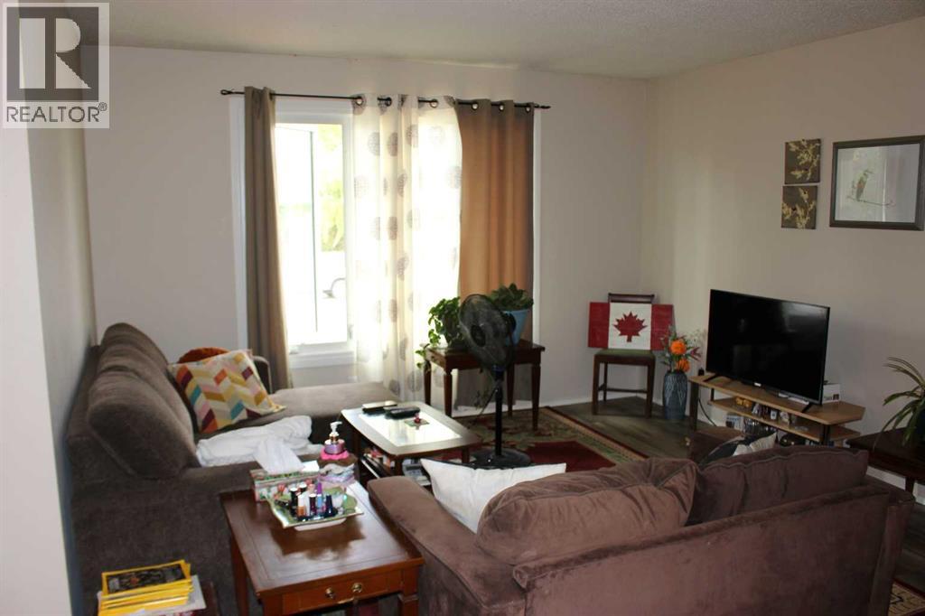 719 B Rosewood Avenue, Picture Butte, Alberta T0K 1V0 - Photo 9 - A2252590