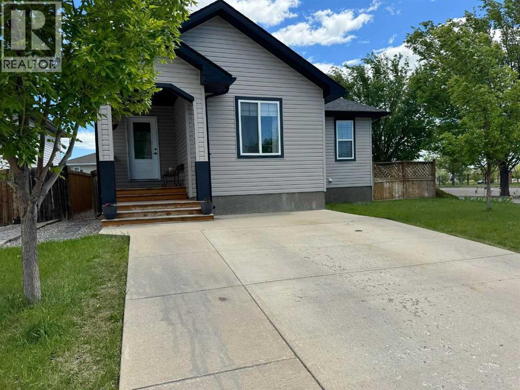 <h3>$2,300<small> Monthly</small></h3><p>3 Aberdeen Road W, Lethbridge, Alberta</p>