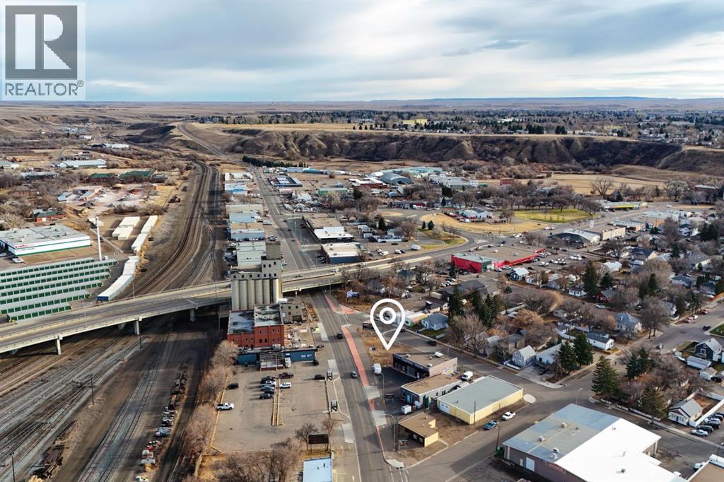 698 South Railway Street Se, Medicine Hat, Alberta T1A 2W1 - Photo 2 - A2271659