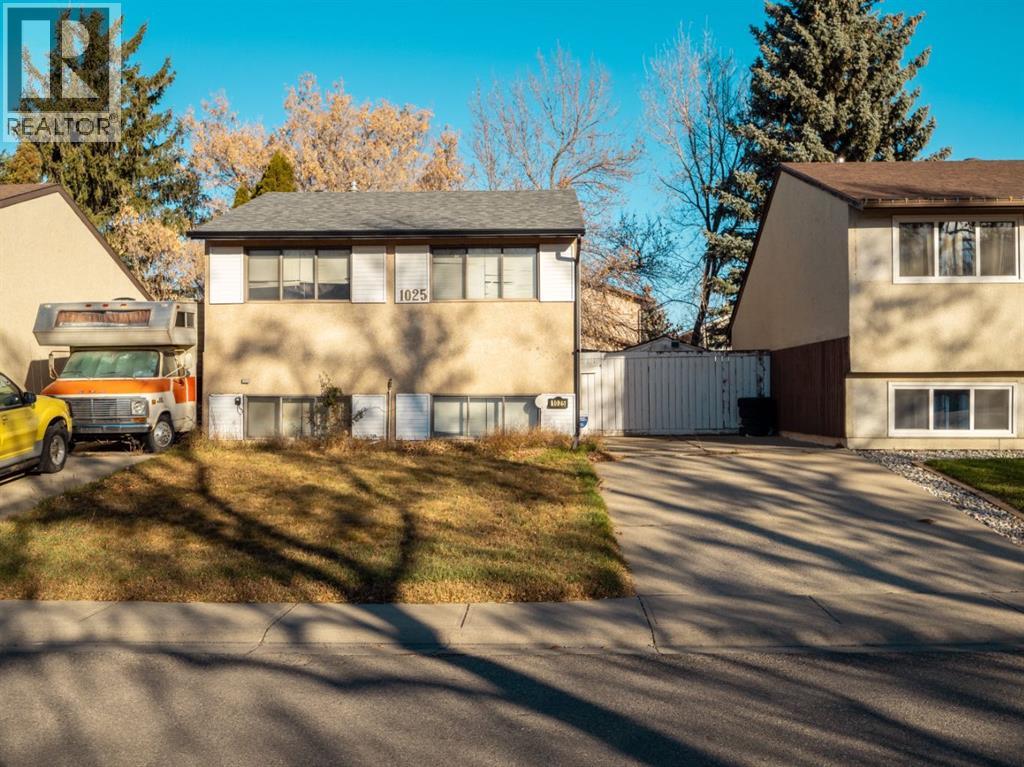 <h3>$320,000</h3><p>1025 St David Road N, Lethbridge, Alberta</p>