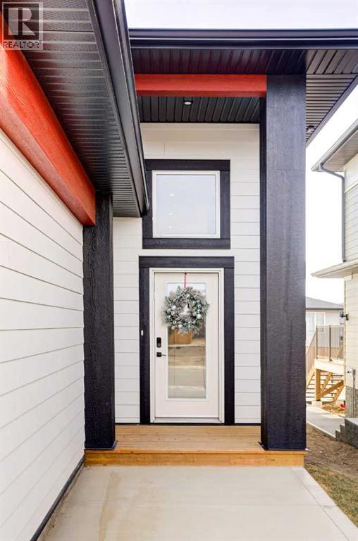 661 Devonia Road W, Lethbridge, Alberta T1J 5W3 - Photo 2 - A2276213