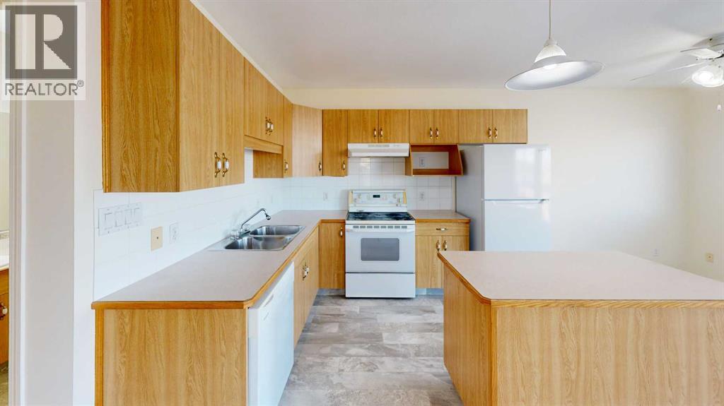 <h3>$1,450<small> Monthly</small></h3><p>4, 236 St. James Boulevard N, Lethbridge, Alberta</p>